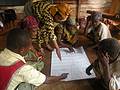 La consulta y participación de los pueblos indígenas y las comunidades locales, como estas mujeres Baka en Camerún, es un aspecto importante del enfoque pro-pobre para REDD
