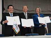 From left to right, Mr Keun Min Woo, Governor of Jeju Special Self-Governing Province, Mr Maanee Lee, Minister of the Environment, Republic of Korea and Julia Marton-Lefévre, Director General IUCN.
